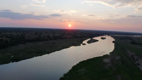 Luftaufnahme-Bei-Sonnenuntergang-Eines-Großen-Flusses