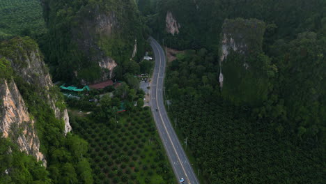 Straße,-Die-Durch-Kalksteinfelsen-Im-Süden-Thailands-Führt