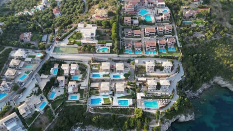 Ferienresorthotel-Mit-Swimmingpoolvillen-In-Syvota,-Epirus,-Griechenland-–-Vogelperspektive