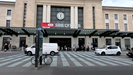 Vordereingang-Zum-Bahnhof-Genf-Cornavin-Mit-Autos-Und-Menschen,-Die-Die-Straße-überqueren
