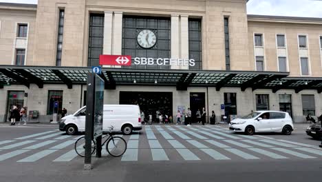 Entrada-Frontal-A-La-Estación-De-Tren-Genève-Cornavin-Con-Coches-Y-Personas-Cruzando-La-Calle.