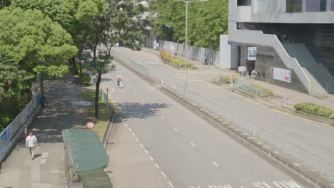 Statische-Aufnahme-Von-Einer-Brücke-Mit-Blick-Auf-Eine-Ruhige-Straße-In-Hongkong,-Asien