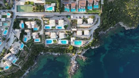 Luxushotelresort-Mit-Poolvillen-In-Syvota,-Epirus,-Griechenland---Luftaufnahme