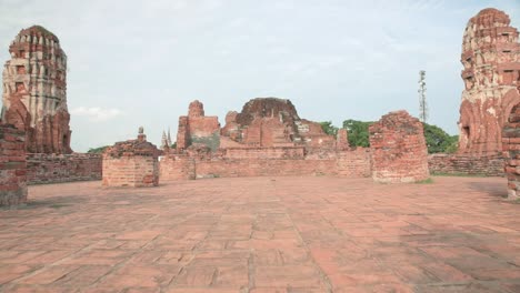 Thailands-Nationaler-Historischer-Park-In-Ayutthaya-Mit-Pagodenruinen-Und-Tempeln