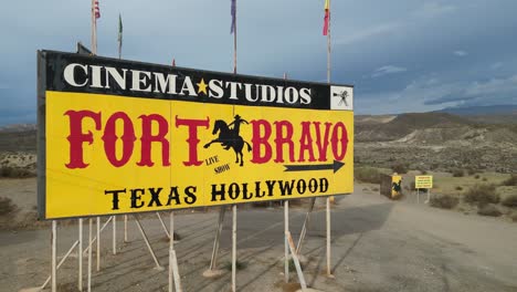 Fort-Bravo-Plakatschild-In-Der-Wüste-Von-Tabernas,-Almeria,-Andalusien,-Spanien