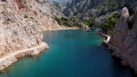 Luftaufnahmen-Schaffen-Mit-Touristenbooten-Eine-Wunderschöne-Türkisfarbene-Bucht-In-Kroatien