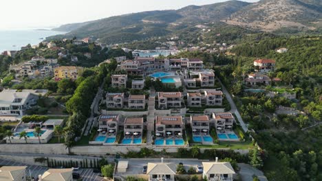 Ferienresorthotel-Mit-Swimmingpoolvillen-In-Syvota,-Epirus,-Griechenland---Luftaufnahme
