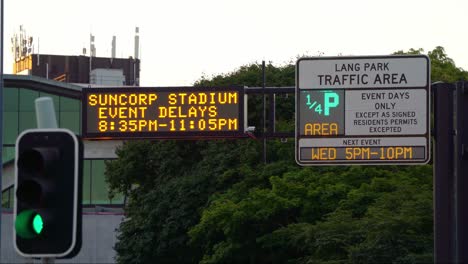 Statische-Aufnahme-Des-LED-Stauschilds-Neben-Der-Ampel,-Das-Verzögerungen-Bei-Veranstaltungen-Im-Suncorp-Stadion-Anzeigt