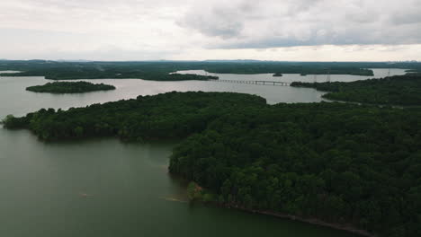 Wonderful-aerial-drone-view-of-Percy-Priest-lake-in-Tennessee-state,-dolly-in