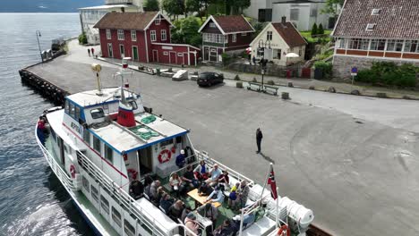 Grupo-De-Turistas-A-Bordo-De-Un-Barco-Turístico-Privado-Epos-Mientras-Se-Encuentra-Al-Lado-De-Balestrand-Sognefjord,-Noruega