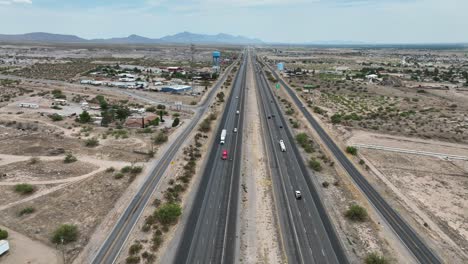 Highway-traffic-in-desert-region