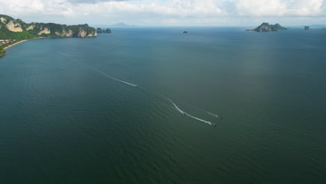 Touristenattraktion-In-Thailand,-Bootsfahrt-In-Der-Bucht-Von-Ao-Nang,-Luftaufnahme-Der-Kalksteininseln