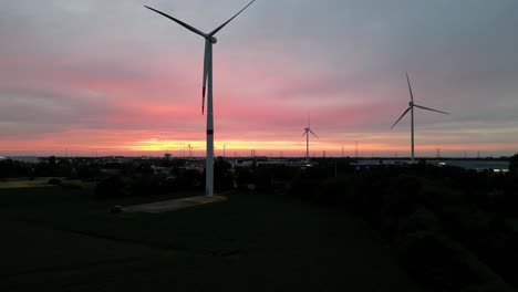 Moderne-Windkraftanlagen-Gegen-Sonnenuntergangshimmel,-Luftaufnahme