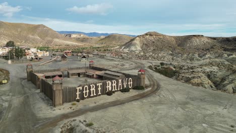 Western-Themenpark-Fort-Bravo-In-Der-Wüste-Von-Tabernas,-Almeria,-Andalusien,-Spanien---Luftaufnahme