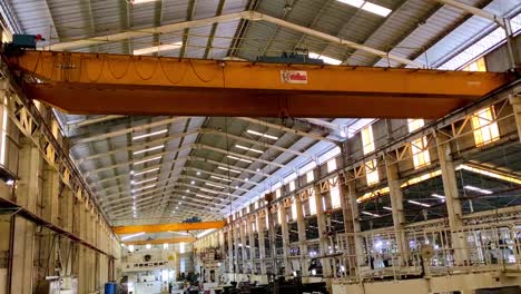 Overhead-crane-installed-on-the-roof-of-factory-building