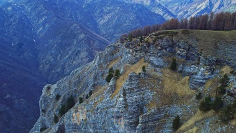 Drohnenaufnahme-Von-Klippen-Und-Atemberaubender-Landschaft-In-Busca,-Italien