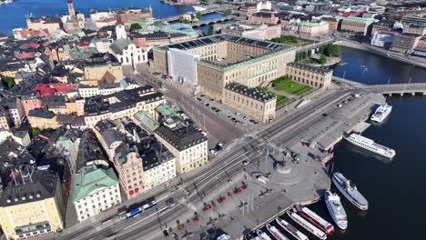 Hermosa-Antena-Del-Palacio-Real-Y-El-Casco-Antiguo-De-La-Ciudad-De-Estocolmo,-Hito-Histórico-De-Suecia-Y-Residencia-Del-Rey