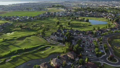Sleepy-Ridge-Golf-Course-in-Beautiful-Vineyard,-Utah-at-Sunset---Aerial-Tilt-up-Reveal
