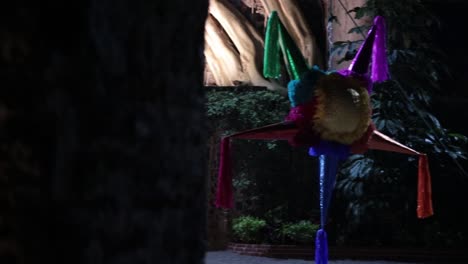 Piñata-Ist-Ein-Traditionelles-Spanisches-Kinderspiel,-Das-Normalerweise-Süße-Süßigkeiten-Enthält