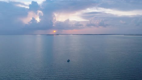 Boot-Treibt-Bei-Herrlichem-Sonnenuntergang-Langsam-über-Das-Offene-Meer-In-Den-Florida-Keys