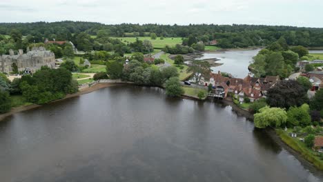 Beaulieu-Village-Mill-Pond-Hampshire-Großbritannien-Drohne,-Luftaufnahme