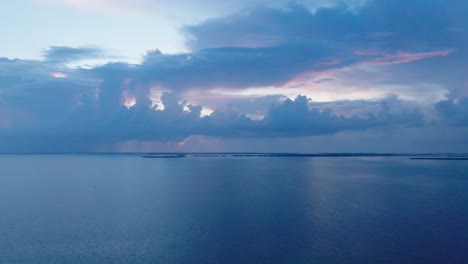 Wunderschöner-Wolkiger-Sonnenuntergang-über-Dem-Meer-In-Den-Florida-Keys
