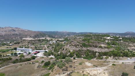 Bosque-Verde-En-Rodas-Con-Playa-Al-Fondo-En-Grecia-Durante-El-Verano-Filmado-Con-El-Dron-En-4k