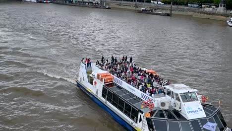 Cruceros-Por-La-Ciudad,-Tiempo-Del-Milenio,-Puente-De-Waterloo,-Londres,-Reino-Unido