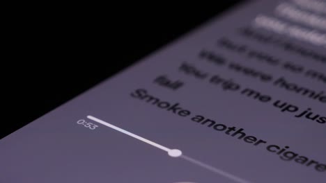 Musik-Hören-über-Eine-Moderne-App-Auf-Dem-Smartphone,-Nahaufnahme