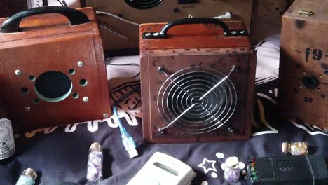 Sammlung-Paranormaler-Elektronischer-Kommunikationsgeräte-Für-Geister-Und-Geisterboxen