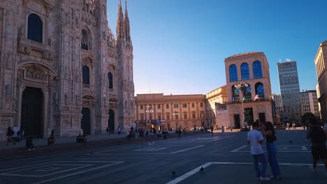 Duomo-Mira-Fijamente-Una-Toma-Estática-Durante-Un-Día-Soleado