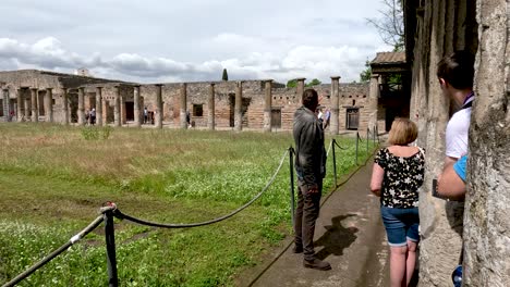 Reiseleiter-Erklärt-Seiner-Gruppe-Von-Tagestouristen-In-Pompeji-Die-Geschichte