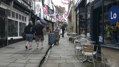 Eine-Schmale-Einkaufsstraße-In-Einer-Kleinen-Ländlichen-Stadt-In-England