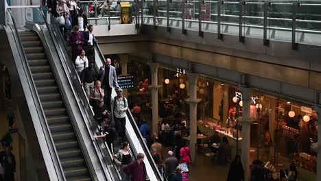 Las-Escaleras-Mecánicas-Dentro-De-St-Pancreas,-Londres,-Reino-Unido.