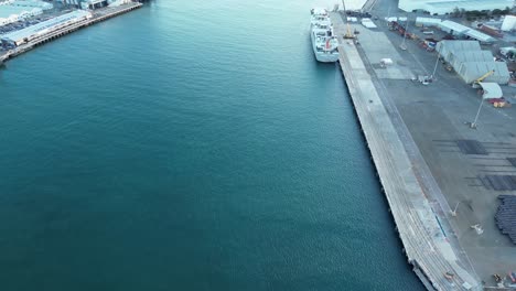 Aerial-top-down-shot-of-boat-arriving-port-of-Fremantle-in-Perth-City,-Western-Australia---Tilt-up-shot