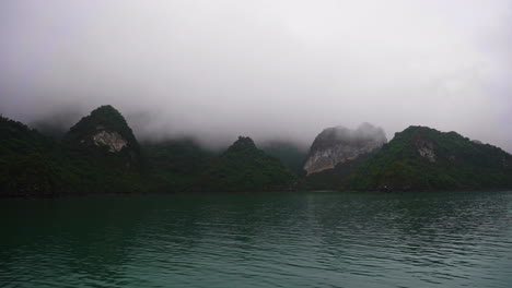 Zeitlupenaufnahme-Von-Dichtem-Nebel,-Der-Den-Berghang-In-Neuseeland-Bedeckt