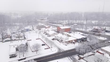 Acogedor-Municipio-De-Carlton-En-Michigan-Durante-La-Tormenta-De-Nieve,-Vista-Aérea