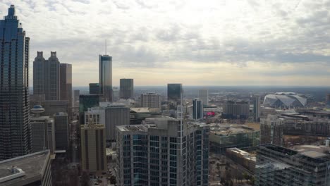 Langsame-Drohnenaufnahme-Aus-Der-Luft,-Die-An-Einem-Bewölkten-Wintertag-über-Den-Wolkenkratzern-In-Der-Innenstadt-Von-Atlanta,-Georgia,-Fliegt