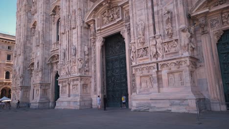 Duomo-Kathedrale-Tourist,-Der-Ein-Selfie-Am-Türeingang-Der-Alten-Kirche-In-Der-Innenstadt-Macht