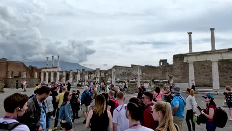 Touristengruppen-Besuchen-Das-Historische-Pompeji-Und-Der-Führer-Gibt-Den-Touristen-Informationen
