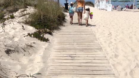 Mutter-Mit-Kindern-Spaziert-Und-Spielt-Am-Sandstrand-Am-Meer