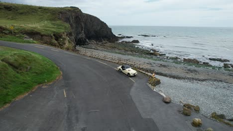 Coche-De-Rally-Clásico-Histórico-Estacionado-En-Un-Hermoso-Lugar-En-La-Costa-De-Cobre-En-Waterford,-Irlanda,-En-Un-Cálido-Día-De-Verano