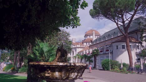 Die-Kurpromenade-Mit-Dem-Kurhaus-Im-Hintergrund