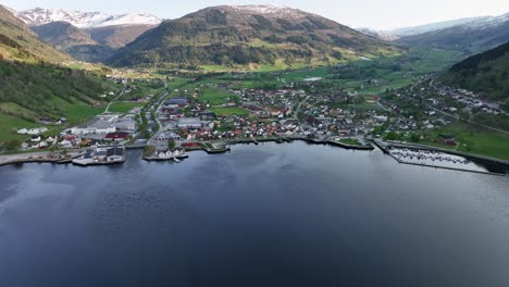 Vikoyri-Gemeinde-Und-Fjorde-Norwegen---Vorwärtsbewegende-Abendsonnenuntergang-Luftaufnahme