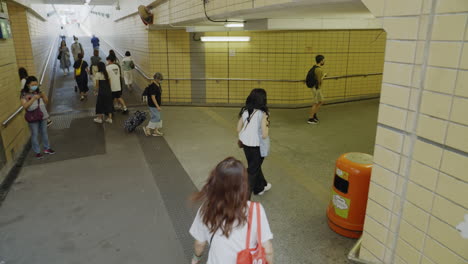 Teenager-Und-Studentenfamilien-Laufen-Durch-Den-Brückentunnel,-Um-Zwischen-Der-Arbeit-In-Der-Schule-Und-Ihrem-Zuhause-Zu-Pendeln