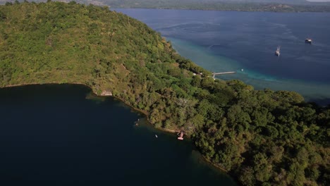 Volando-Sobre-El-Lago-De-Agua-Salada-Satonda-Con-Vistas-Al-Océano-Y-Yates-En-El-Oeste-De-Nusa-Tenggara-Indonesia