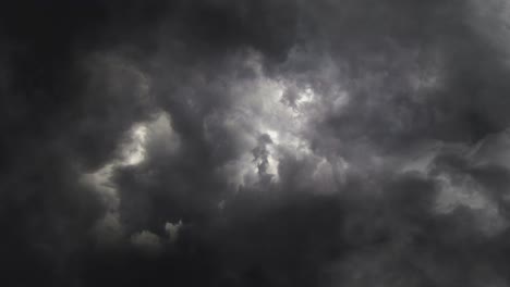 Nachtgewitter-Schwere-Dunkle-Wolken
