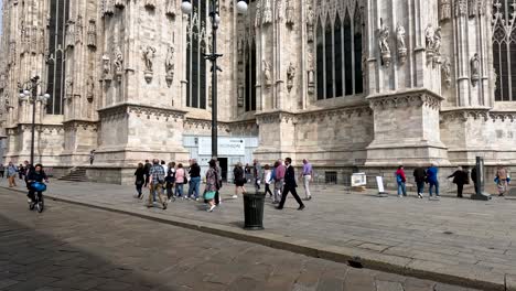 Menschen,-Die-über-Den-Platz-Vor-Der-Kathedrale-In-Mailand-Laufen