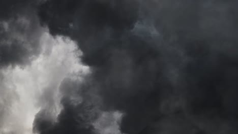 Schwere-Wolken-Mit-Blitzeinschlägen