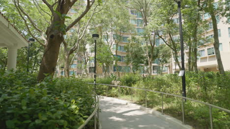 Schnelles-Einschieben-Folgt-Einem-Mit-Straßenlaternen-Gesäumten-Geländer-Im-Hong-Kong-Park